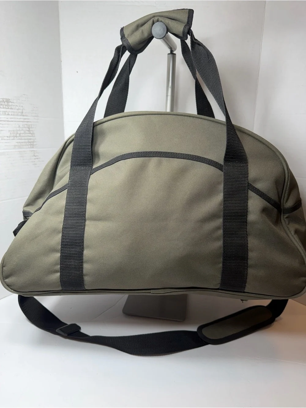 Ariat Olive Green Duffel Bag for Men comes with strap